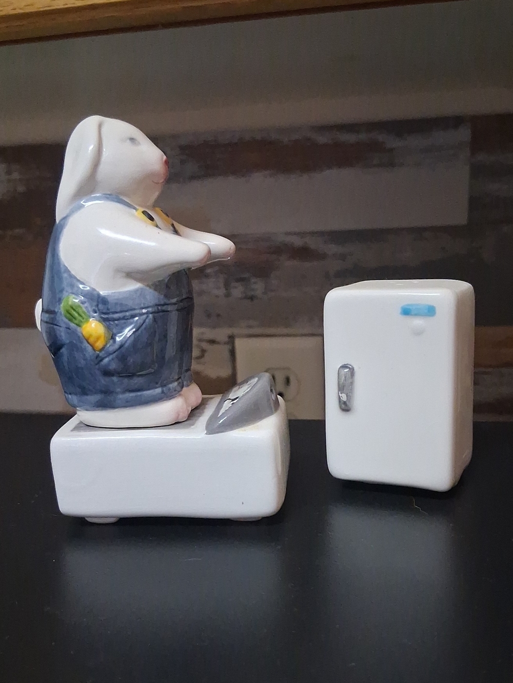 Three-piece Salt And Pepper Set